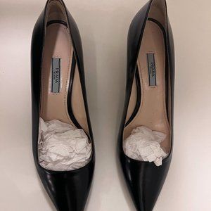 Prada NWOT Spazzolato Black Pointy Toe Low Heeled Pumps | Size 40 | Never Worn